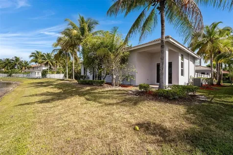 1666 Victoria Pointe Circle Weston FL 33327