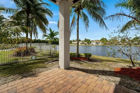 1666 Victoria Pointe Circle Weston FL 33327