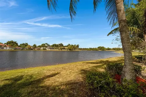 1666 Victoria Pointe Circle Weston FL 33327