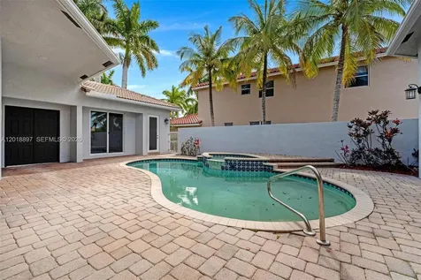 1666 Victoria Pointe Circle Weston FL 33327