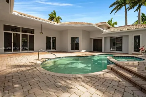 1666 Victoria Pointe Circle Weston FL 33327