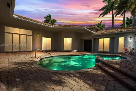 1666 Victoria Pointe Circle Weston FL 33327