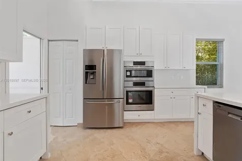 1666 Victoria Pointe Circle Weston FL 33327