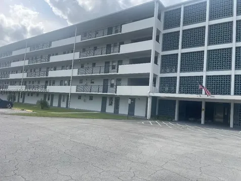 950 Hillcrest Drive Hollywood FL 33021