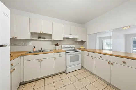 305 W 68th Street Hialeah FL 33014