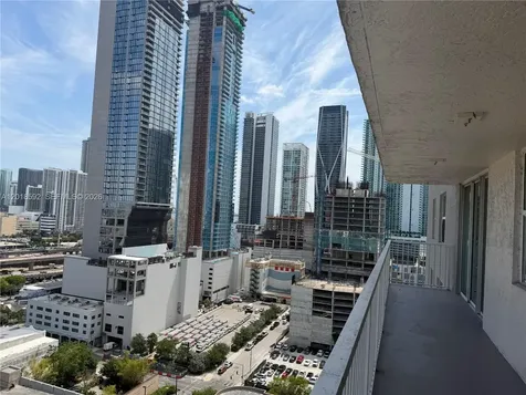 915 NW 1st Avenue Miami FL 33136