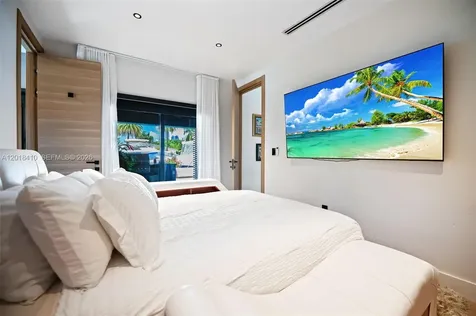 16431 NE 34th Avenue North Miami Beach FL 33160