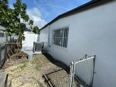 2171 Burlington Opa-Locka FL 33054