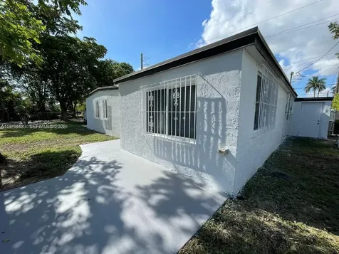 2171 Burlington Opa-Locka FL 33054
