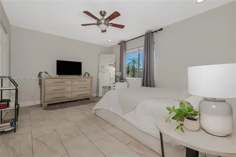 1220 W Bel Aire Drive W Pembroke Pines FL 33027