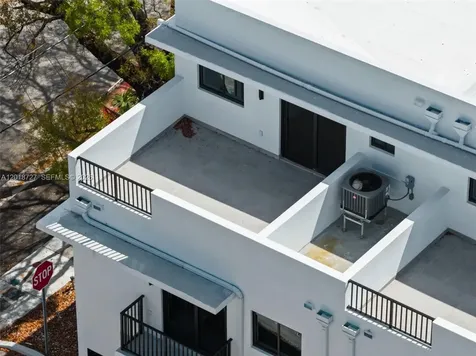 724 NW 55th Terrace Miami FL 33127