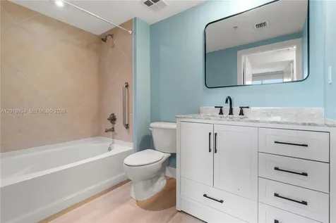 325 S Biscayne Miami FL 33131