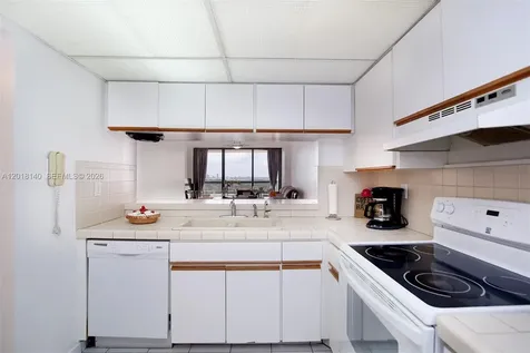 2555 Collins Avenue Miami Beach FL 33140