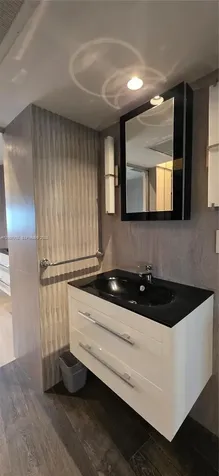 5255 Collins Avenue Miami Beach FL 33140
