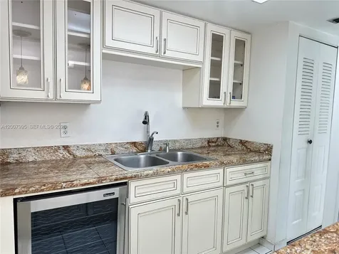802 NW 87th Avenue Miami FL 33172