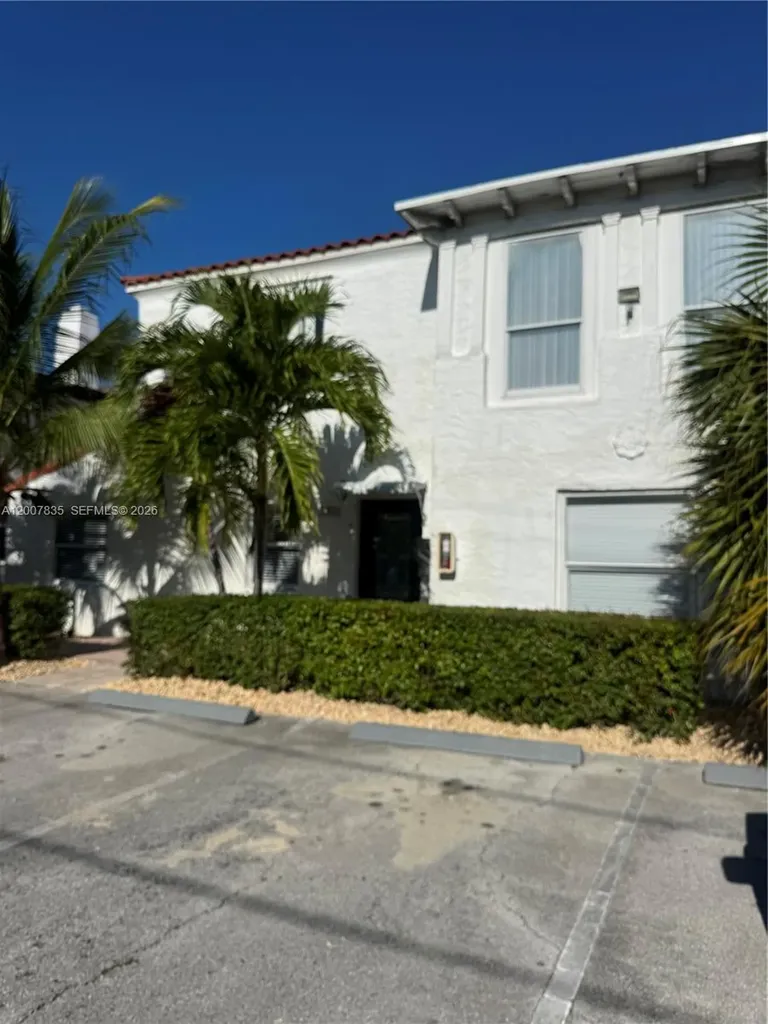 2816 Pine Tree Drive Miami Beach FL 33140