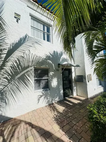 2816 Pine Tree Drive Miami Beach FL 33140