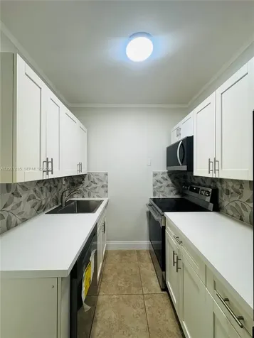 2816 Pine Tree Drive Miami Beach FL 33140