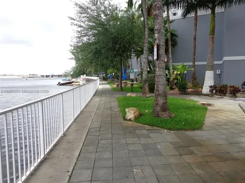 5091 NW 7th Street Miami FL 33126