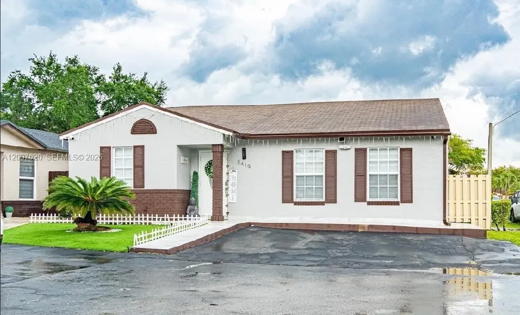 8419 NW 193rd Lane Hialeah FL 33015
