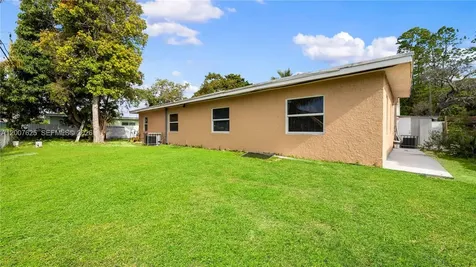 1124 NW 100th Terrace Miami FL 33150