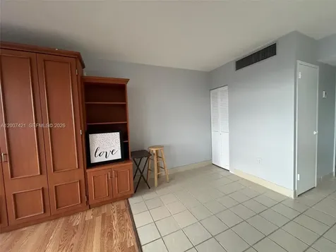 2899 Collins Avenue Miami Beach FL 33140