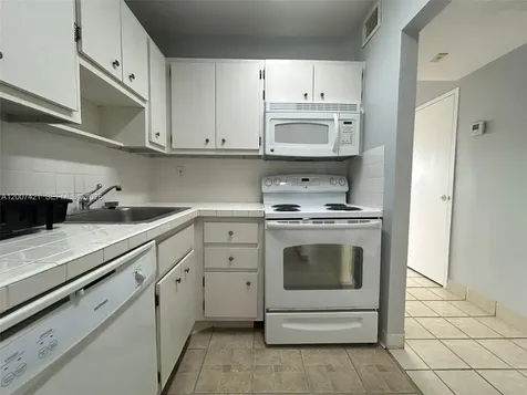 2899 Collins Avenue Miami Beach FL 33140