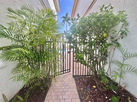1141 Waterside Lane Hollywood FL 33019