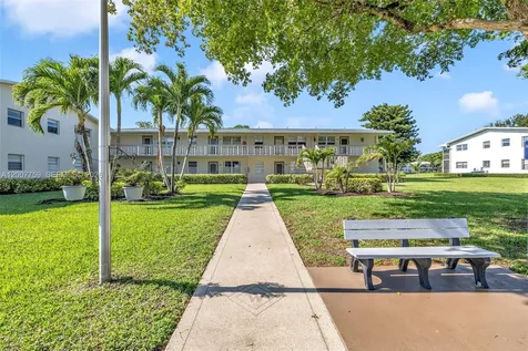 494 W Tilford W Deerfield Beach FL 33442