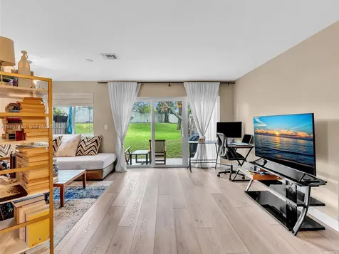 1958 E Discovery Circle E Deerfield Beach FL 33442