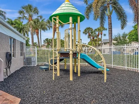 1958 E Discovery Circle E Deerfield Beach FL 33442