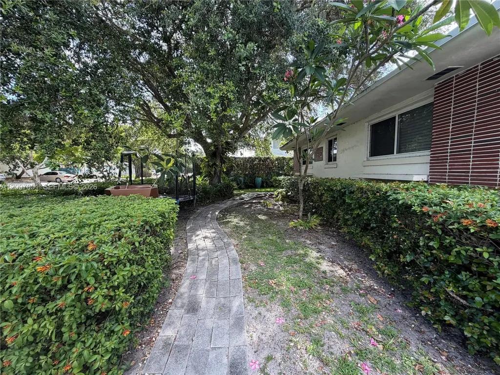 812 NE 90 Miami Shores FL 33138