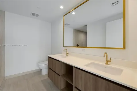 77 SE 5th Street Miami FL 33131