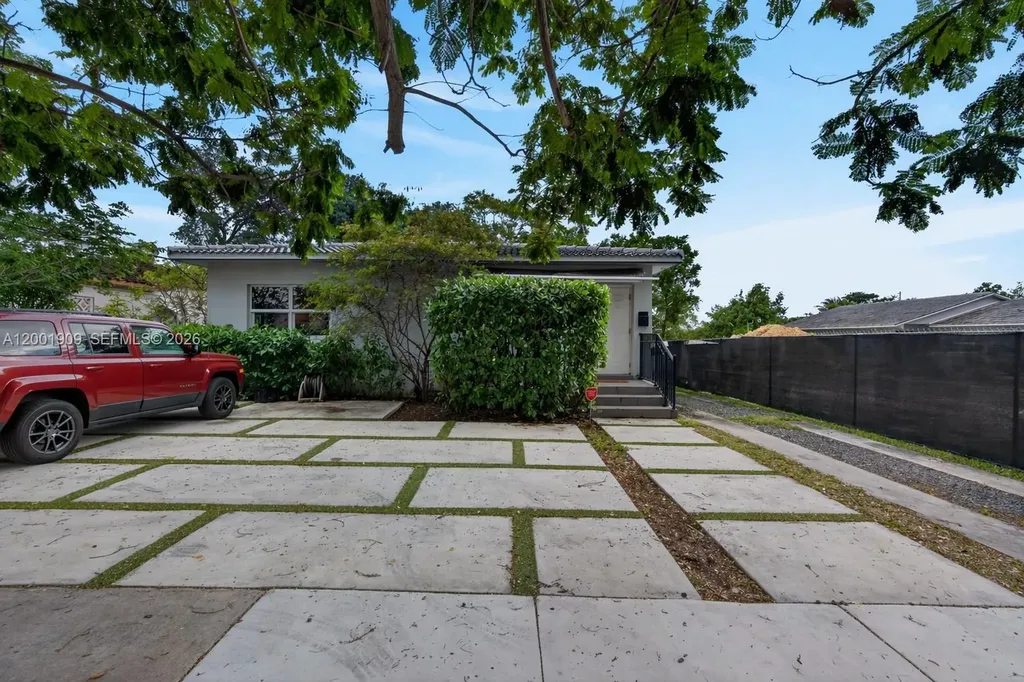 2940 SW 25th Terrace Miami FL 33133