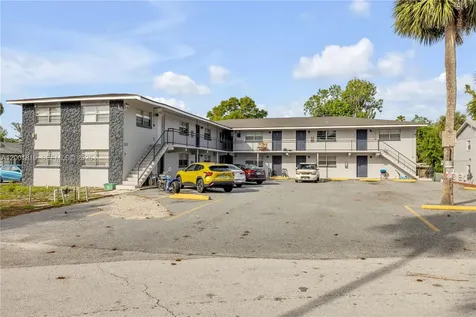 313 Country Club Oval Daytona FL 32114