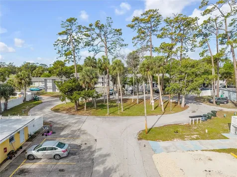 313 Country Club Oval Daytona FL 32114