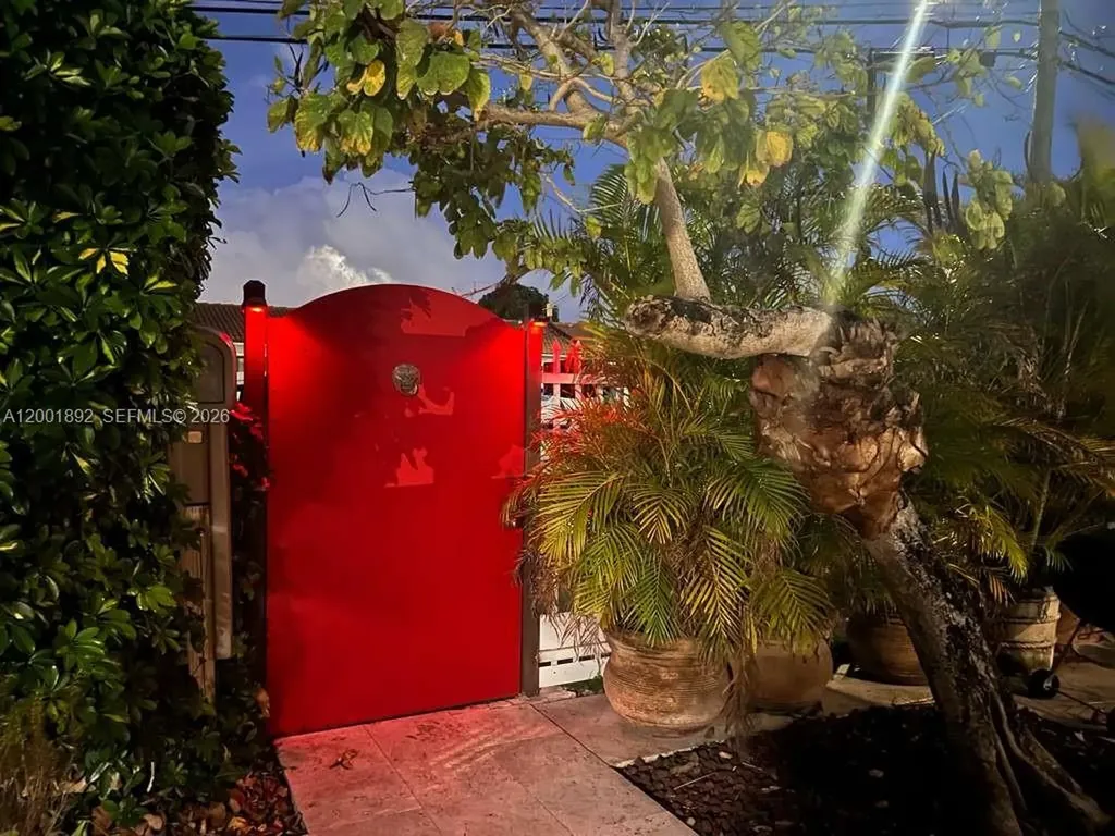 6900 SW 22nd Street Miami FL 33155