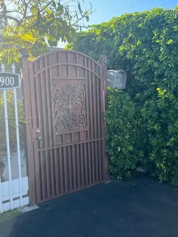 6900 SW 22nd Street Miami FL 33155