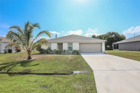 2352 SE Surrey Place Port St. Lucie FL 34952