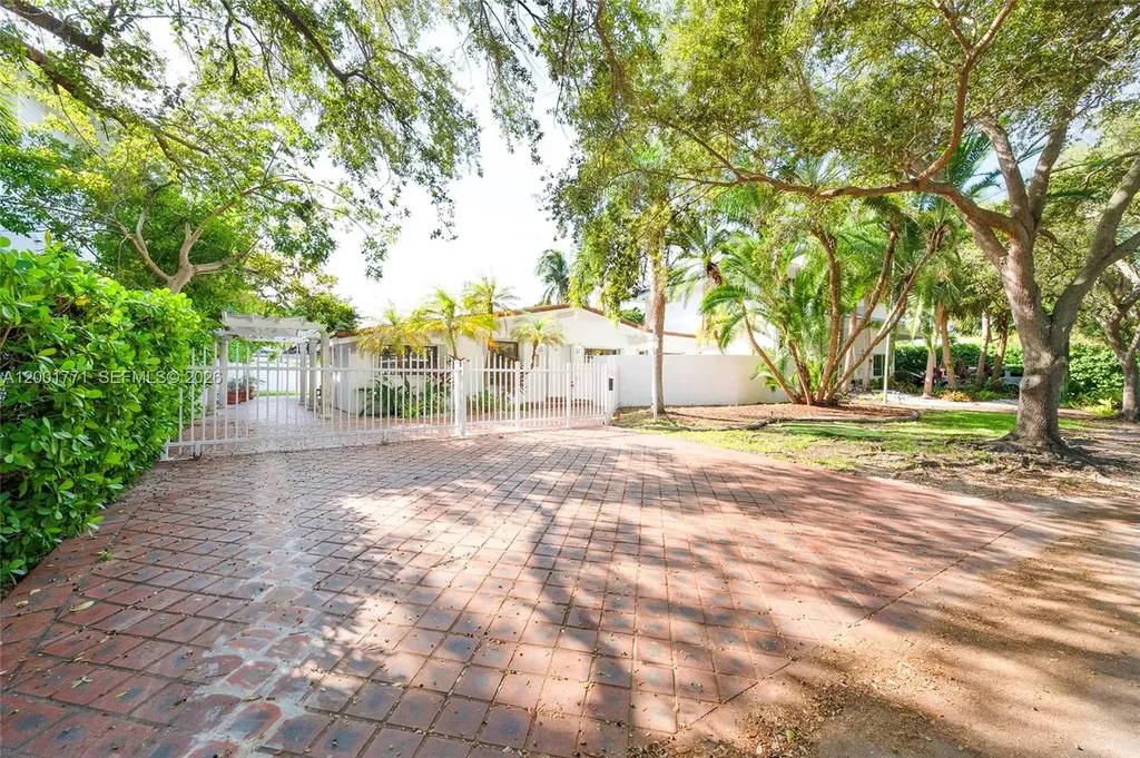 230 Cranwood Drive Key Biscayne FL 33149