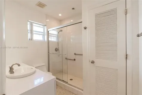 565 NE 160th Terrace Miami FL 33162