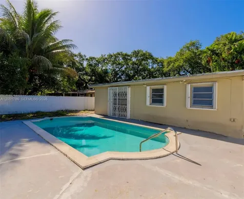 565 NE 160th Terrace Miami FL 33162