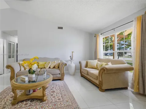 1319 SW 74th Avenue North Lauderdale FL 33068