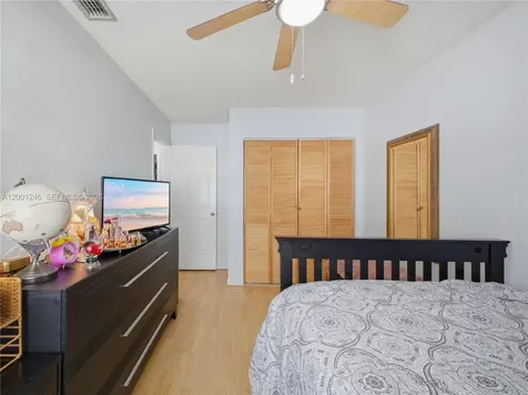 1319 SW 74th Avenue North Lauderdale FL 33068
