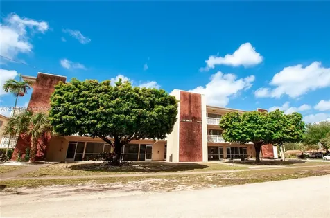 300 S Luna Court Hollywood FL 33021