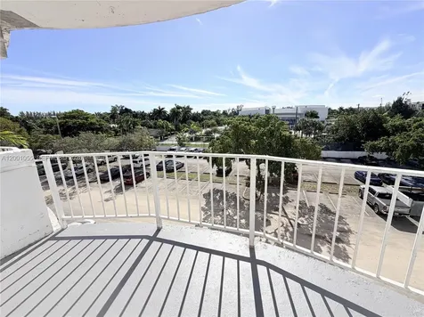 496 NW 165th Street Road Miami FL 33169