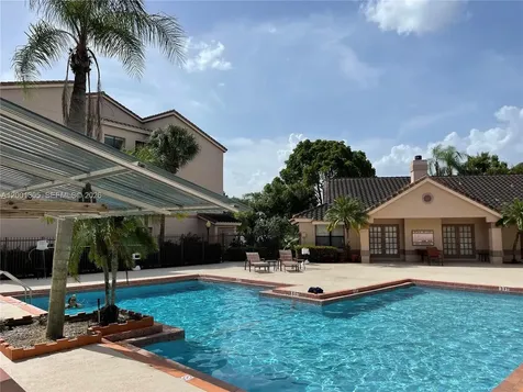 2826 S University Drive Davie FL 33328