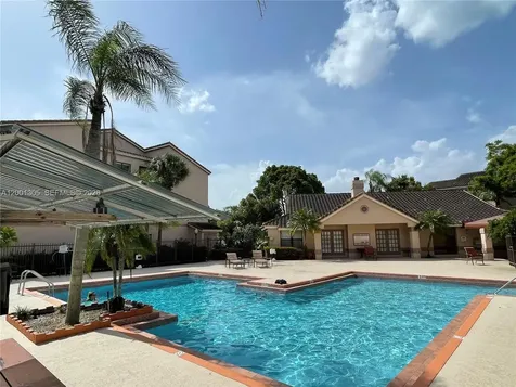 2826 S University Drive Davie FL 33328
