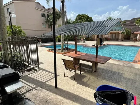 2826 S University Drive Davie FL 33328