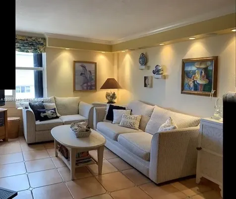 2555 Collins Avenue Miami Beach FL 33140